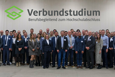 Viele glückliche Gesichter: Gruppenbild der Absolventinnen und Absolventen mit zahlreichen Dozenten der Verbundstudiengänge Wirtschaftsingenieurwesen in der BlueBox der Hochschule Bochum.